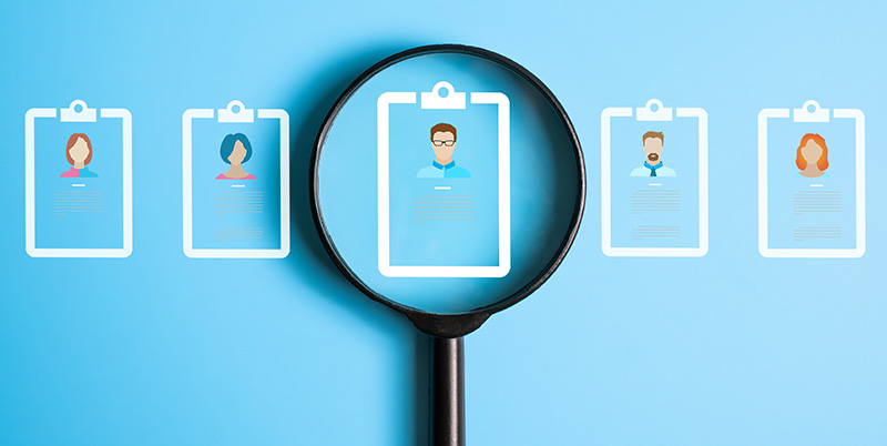 Entrepreneur using electronic magnifier for store customer data to gain customer insight in order to create marketing campaign that can help to increase sale and identify potential customer. Auditorías